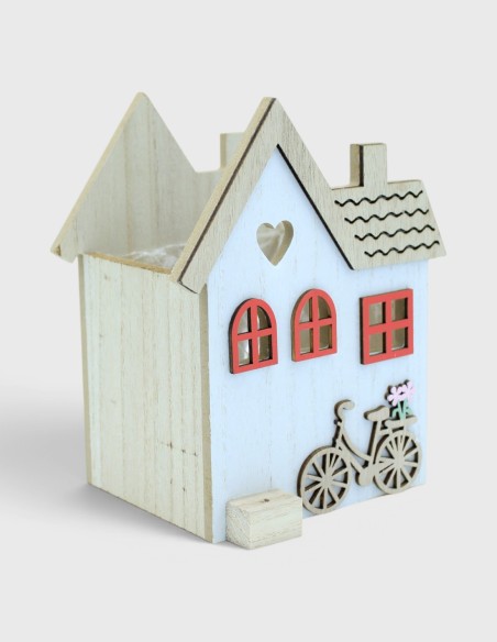 Maison en Bois aux Fenêtres Rouges